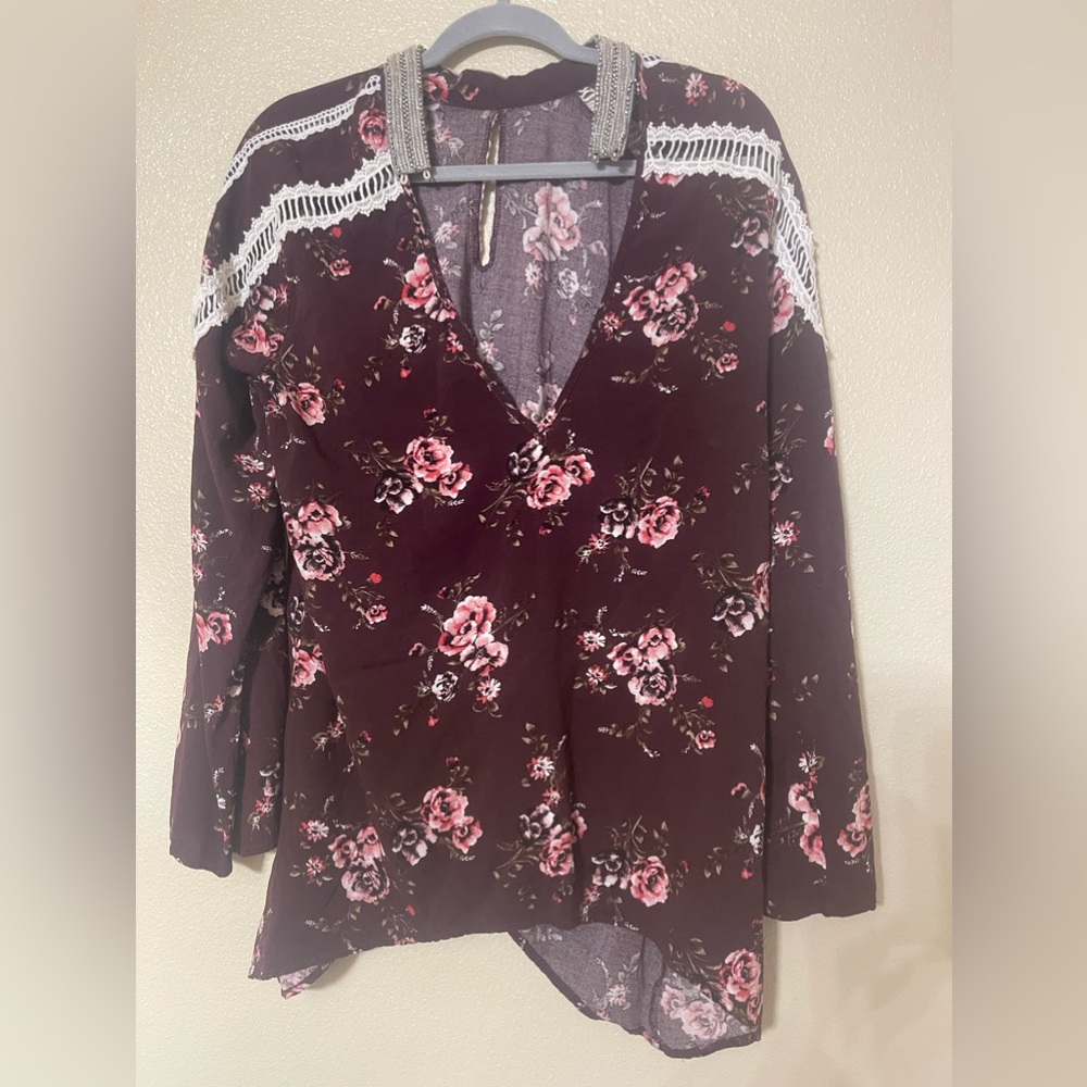 Woman’s shirt with rhinestone collar
